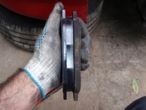 Как да разберете дали са износени накладките, без да сваляте гумите на колата