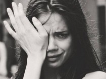 Тя разбра за изневерите на годеника си, грабна телефона и изпрати SMS, с който съсипа живота му