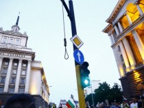 Поетесата Рашел Леви изригна за протестите: Само бесилки и чучела..