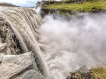 Странно същество бе заснето на ВИДЕО 18+ до най-мощния водопад в Европа