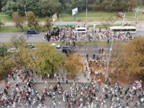 Протестиращи жени отвяха жива верига на специалните части в Беларус ВИДЕО