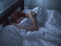 Сърцето ви бие силно нощем? Научете на какво се дължи