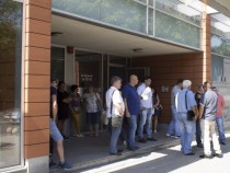 Работници от "Брикел" с декларация в защита на дружеството пред партийната централа на “Да, България“. Политиците дори не ги приеха