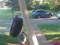 Колело се откъсна от кола и се заби в къща със 100 км/ч ВИДЕО