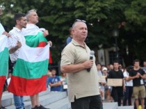 Фенове и душмани на джендърите в щаба на "Великото народно въстание" на 2 септември