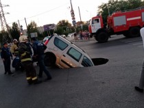 Кола пропадна под земята, докато се движи на пътя ВИДЕО