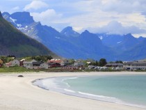 Странен симетричен предмет, който бе открит на плаж, шашна мрежата СНИМКА