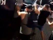 Стряскащи КАДРИ: Щурмоваци от протеста в София нападат полицаи по сценарий от Майдана в Киев