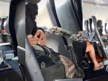 Пътничка в самолет извърши много странни действия ВИДЕО