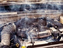 Как бързо да охладите двигателя, когато температурата се повиши