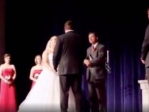 Хит в мрежата: Младоженец се пошегува с булката и смути всички ВИДЕО