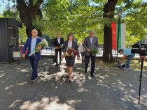 И Корнелия Нинова поздрави българите за празника СНИМКИ