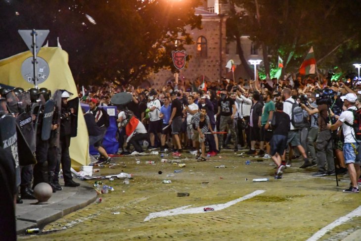 Нови шокиращи кадри от агресията на протестиращите срещу полицаите ВИДЕО