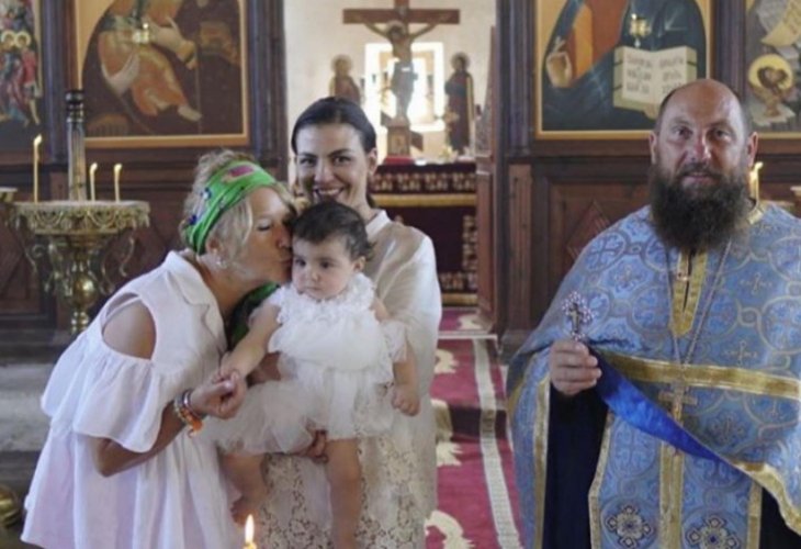 Деси Цонева кръсти дъщеря си, Златка я поздрави