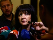 Караянчева с извънреден брифинг заради нахлуването на протестиращите в НС