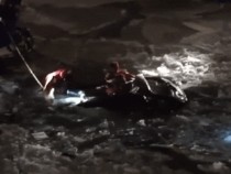 Тотален екшън! Млада яростна джигитка се хвърли в заледена река в Москва, пътен полицай я вади от дълбините (ВИДЕО)