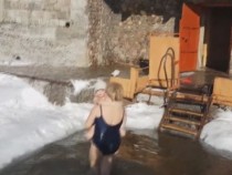 Закаляване: Десетки майки потопиха децата си в ледените води на Байкал (ВИДЕО)