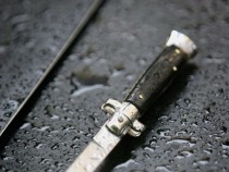 Кървав екшън! Възрастен мъж наръга младеж при скандал край Варна