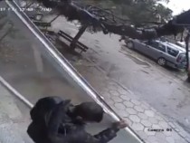 Само в БЛИЦ! Вижте как за секунди дете-ромче открадна врата от жилищен вход в София посред бял ден (ВИДЕО)