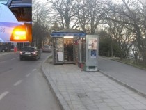 Мургав апаш с нож обра будка във Варна