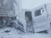 Снежен кошмар в Словакия! 40 коли се наблъскаха една в друга, 20 души са ранени (СНИМКИ)