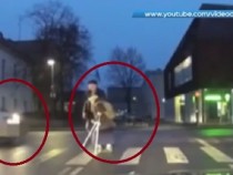 Шофьор излезе на пътя да помага на баба, но ѝ стори голямо зло (ВИДЕО)