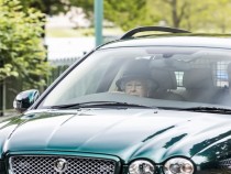 Кралица Елизабет II събра очите на лондончани след неделната служба в Windsor Park (СНИМКИ)