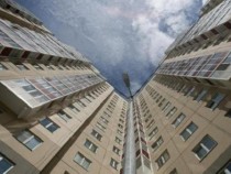 Чудо! Момиче полетя от 11-ия етаж и оцеля (ВИДЕО)