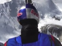 Бейсджъмпър полетя от 7 700 метра надморска височина (ВИДЕО)