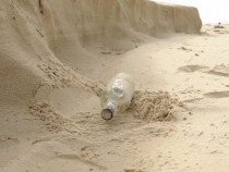 Клинт се разходи по брега и намери нещо уникално, заровено наполовина в пясъка